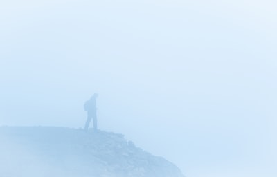 人在一个多雾的悬崖
